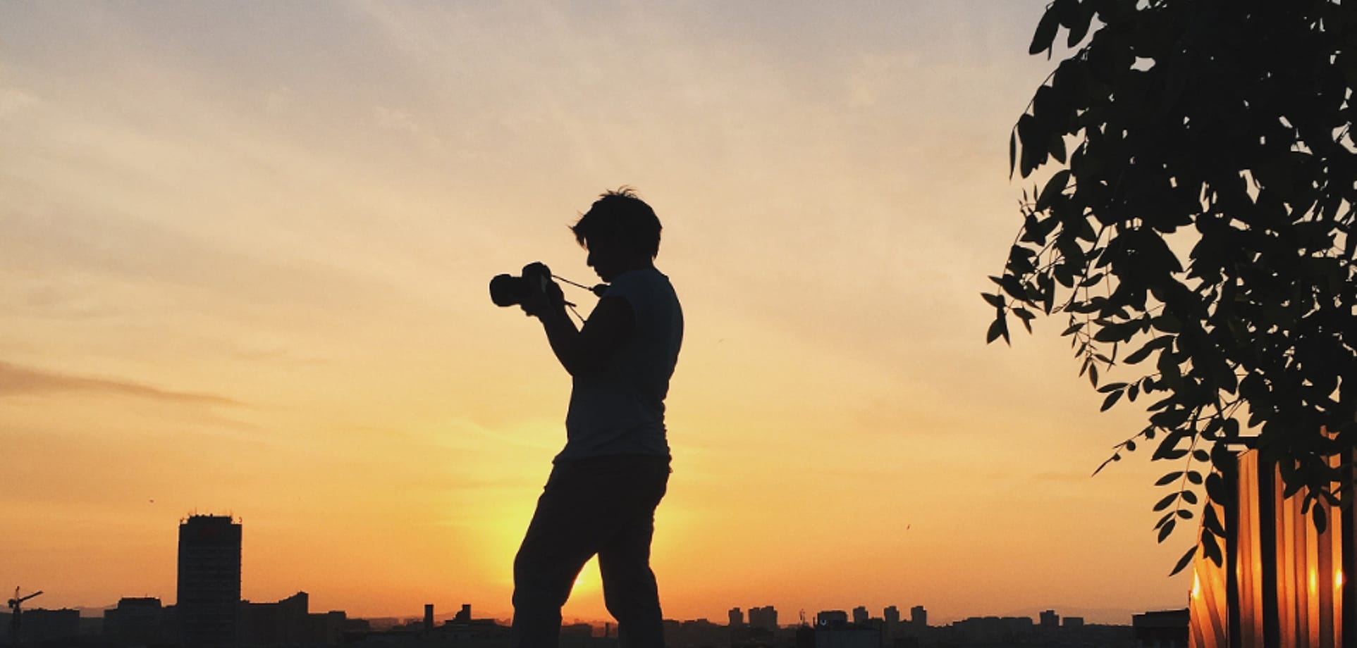 Siluet fotografer saat senja
