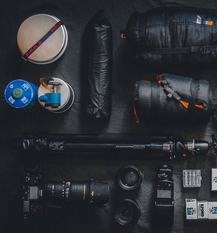 Perlengkapan fotografer tertata di meja