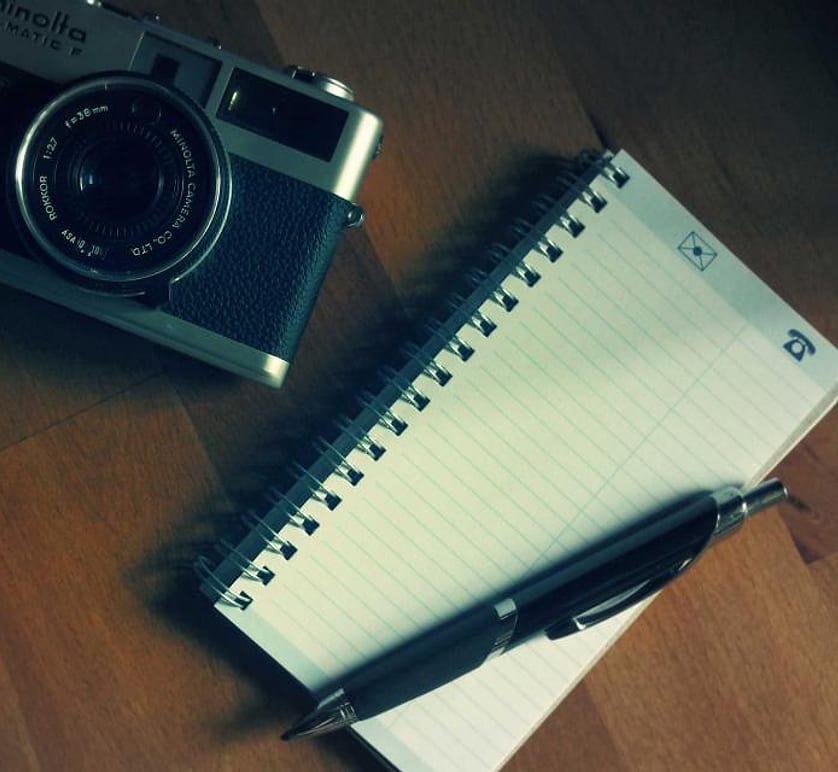 Kamera analog dan buku catatan