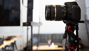Kamera di atas tripod di studio