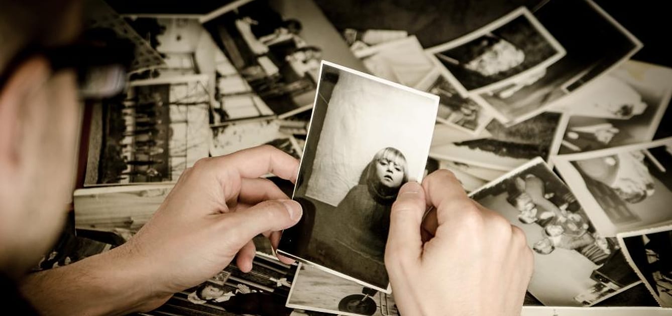 Tangan memilih cetakan foto lama