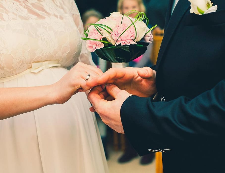 Pasangan pengantin bertukar cincin