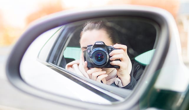 Fotografer terpantul di kaca spion