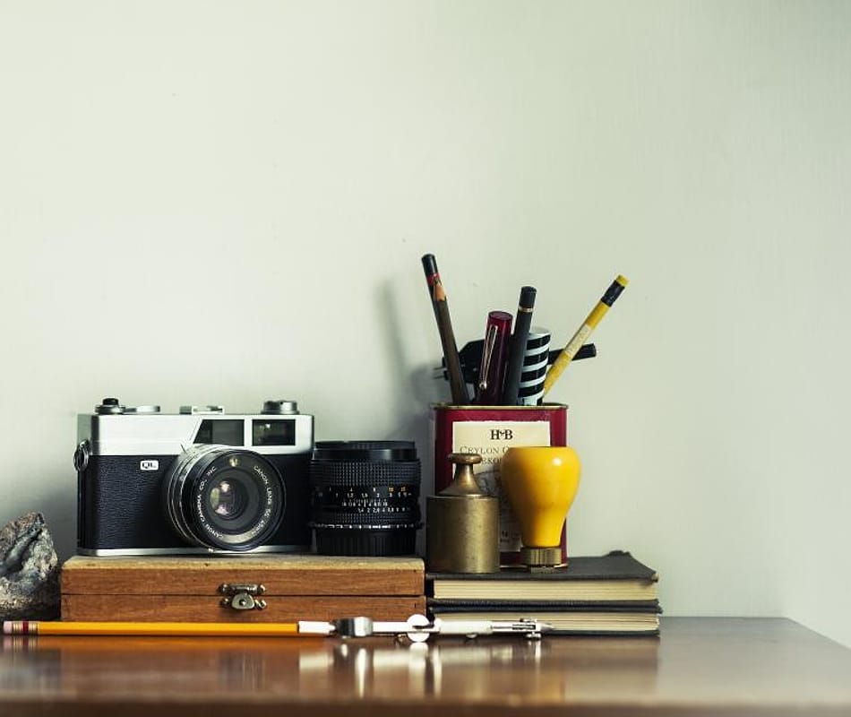 Kamera analog di meja kerja studio