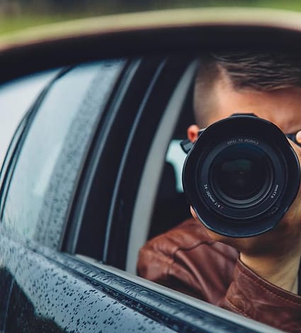 Fotografer memotret dari jendela mobil