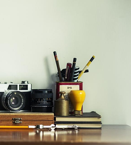 Kamera analog di atas meja