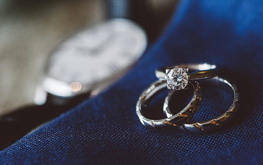 Sepasang cincin pernikahan