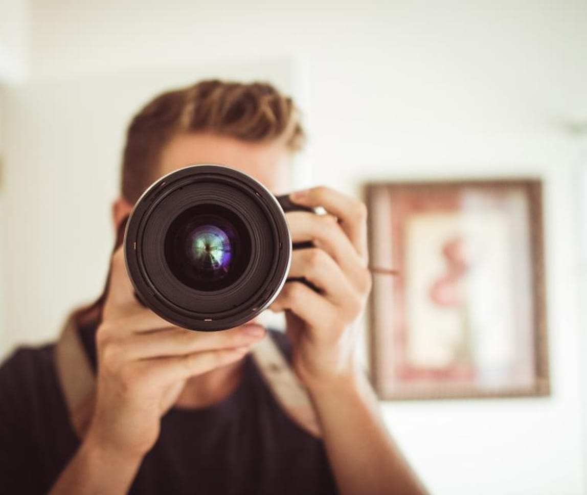 Fotografer mengarahkan kamera ke arah klien