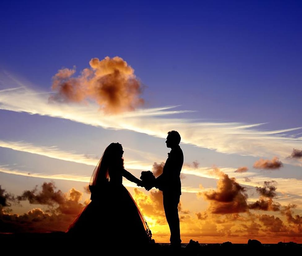 Siluet pengantin saat matahari terbenam