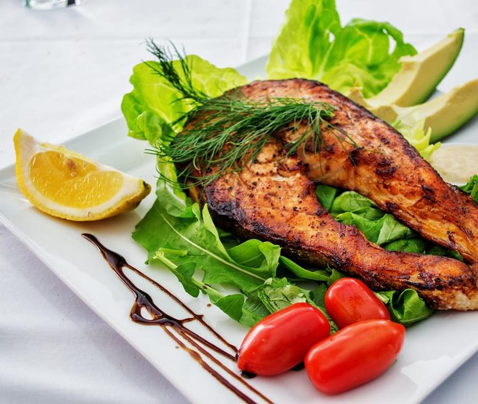 Foto makanan: salmon panggang dengan salad