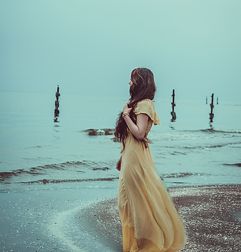 Foto potret perempuan di tepi pantai
