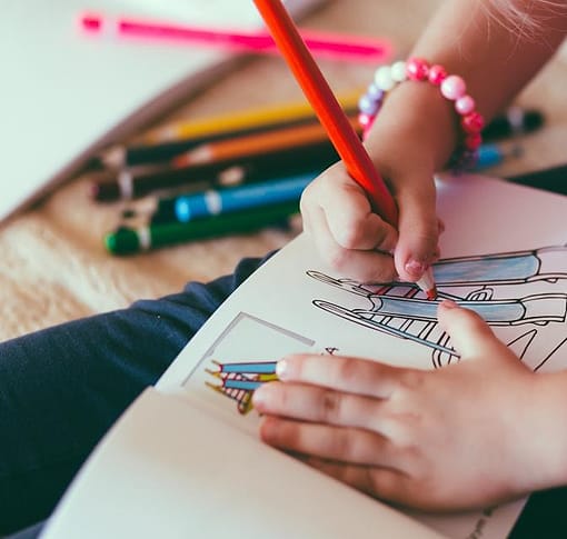 Anak mewarnai dengan pensil warna