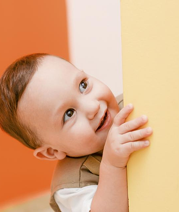 Anak kecil tersenyum