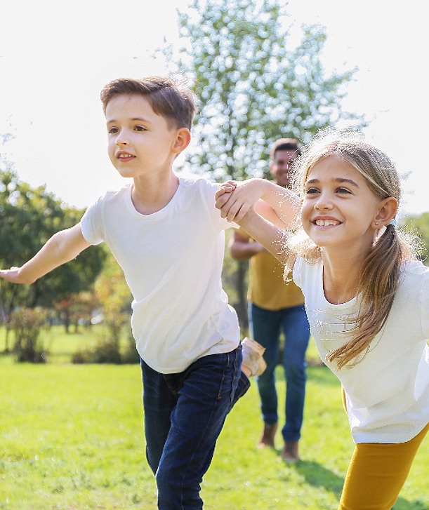 Anak-anak bermain di taman