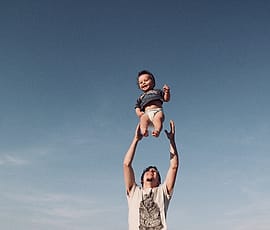 Ayah bermain bersama anak