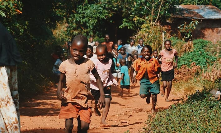 Anak-anak berlari di jalan desa