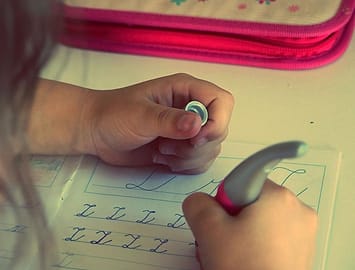Anak belajar menulis huruf