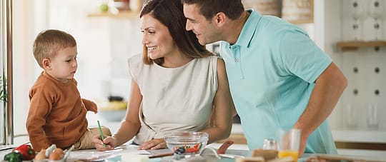 Keluarga di dapur bersama anak