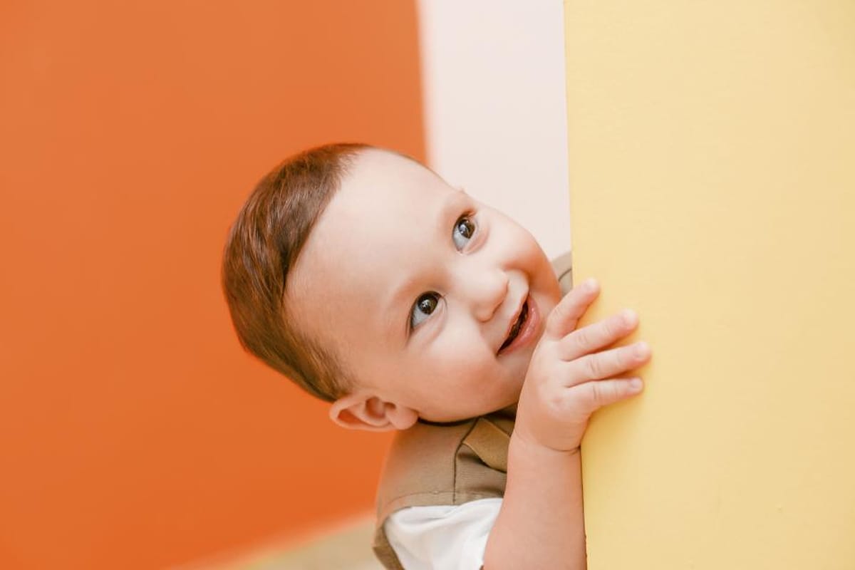 Bayi tersenyum