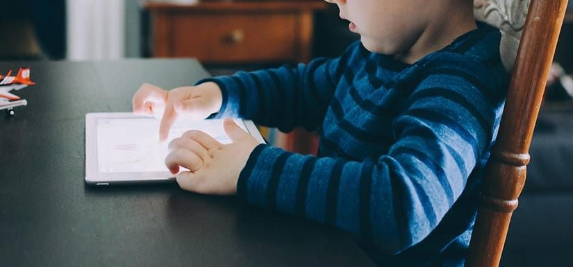 Anak bermain tablet