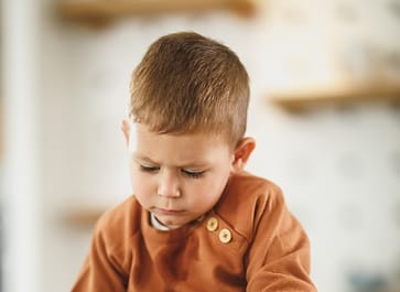 Anak bermain di lantai kelas