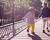 Anak-anak berjalan di jembatan