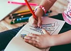 Anak mewarnai dengan pensil warna