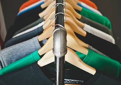 Kaos warna-warni di gantungan