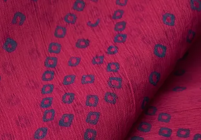 Kain bermotif berwarna merah