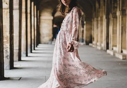 Wanita mengenakan dress panjang bermotif bunga