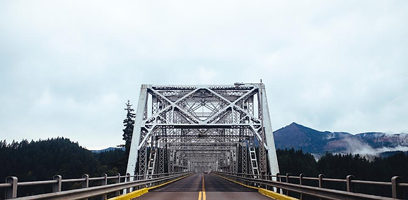 Jembatan di pegunungan