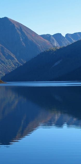 Danau di antara pegunungan