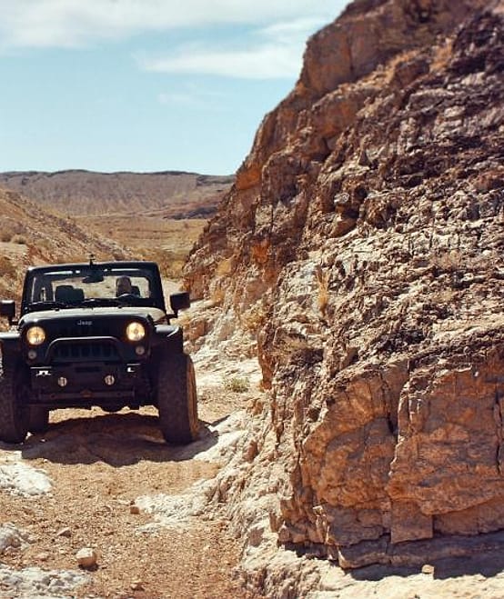 Jeep di jalur tebing
